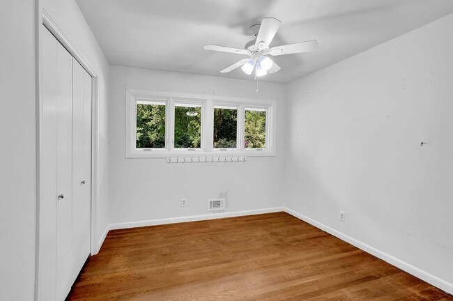 Building Photo - 505 River Valley Rd NW