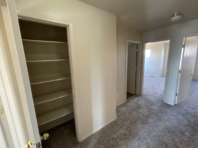Building Photo - Two story 3 bedroom!