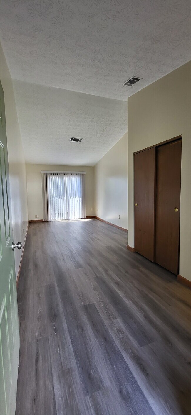 Building Photo - 1 Bed Single Level Apartment with Garage