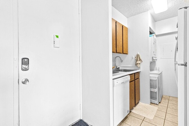 Building Photo - Cute and Newly Upgraded 1/1/1 near Ala Moana