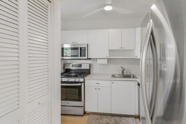 Building Photo - 200 E Royal Palm Rd