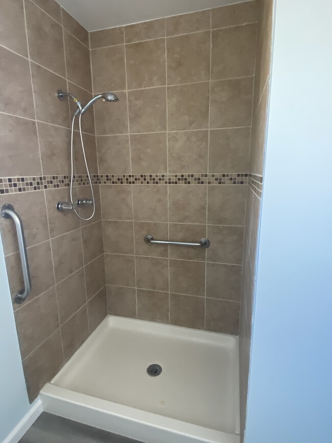 shower - 7711 Van Noord Ave