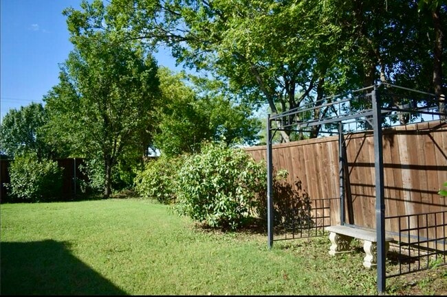 Building Photo - 1600 Knight Trail