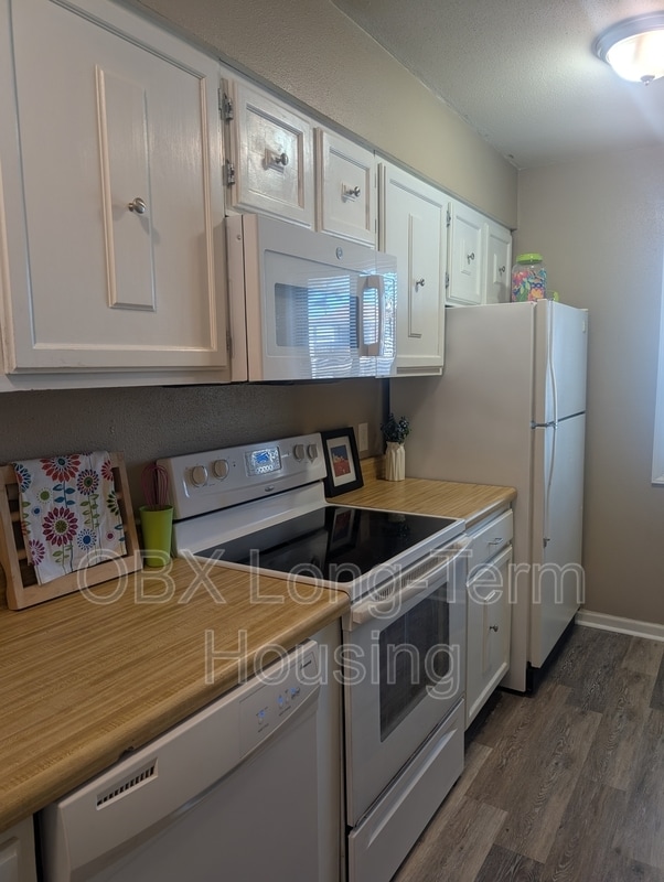 Building Photo - 207 Pine Grove Trail