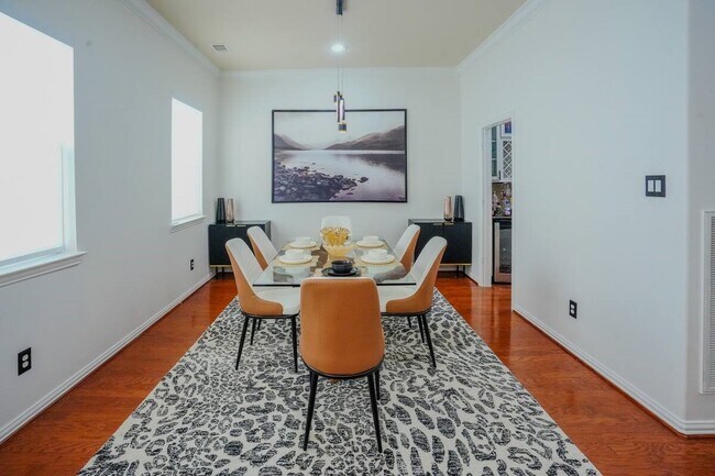 Building Photo - 5625 Dolores St