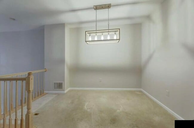 Building Photo - 320 Midland Ct