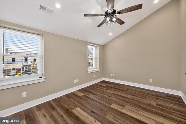 Building Photo - 559 A St