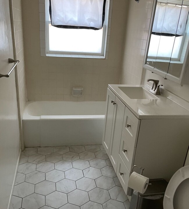 bath - 4080 Veselich Ave