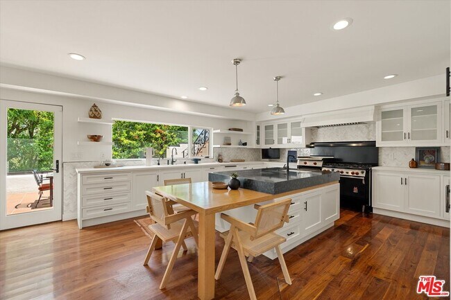 Building Photo - 2700 Glendower Ave