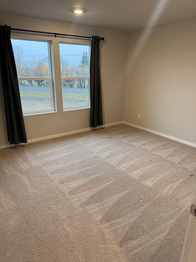 Building Photo - 4 Bed 2.5 Bath Home with Community Amenities