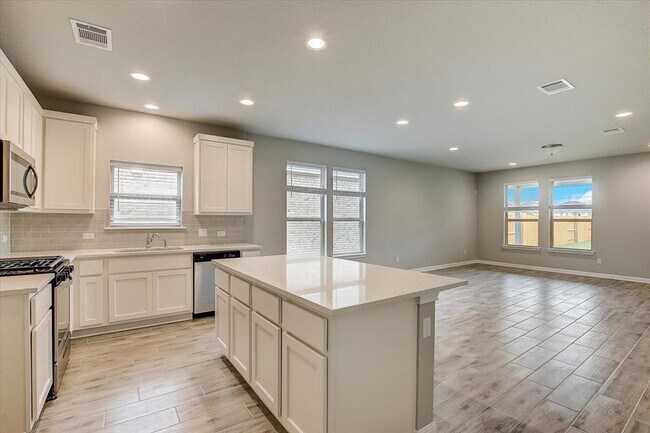 Building Photo - 108 Peruvian Ln