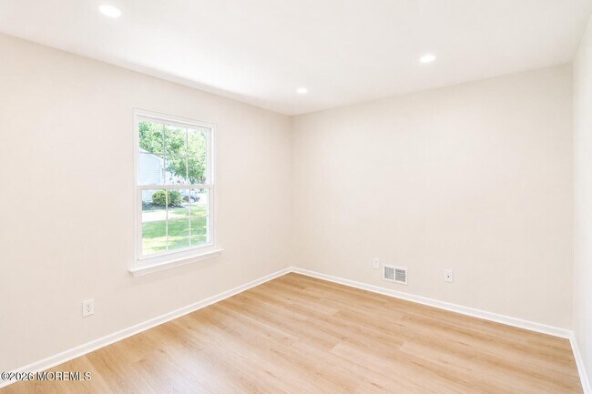 Building Photo - 99 Oak Ln