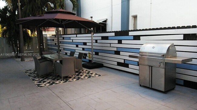 Building Photo - 328 Georgia St