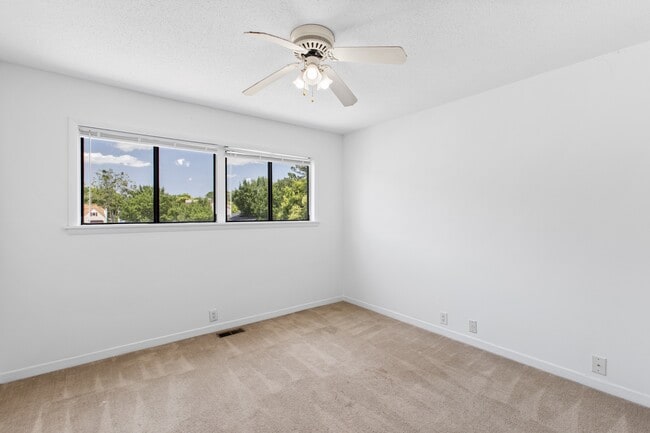 Building Photo - 220 W Saltwood Pl