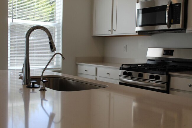 Building Photo - Available Now! Brand New 5 BR Lennar Home ...