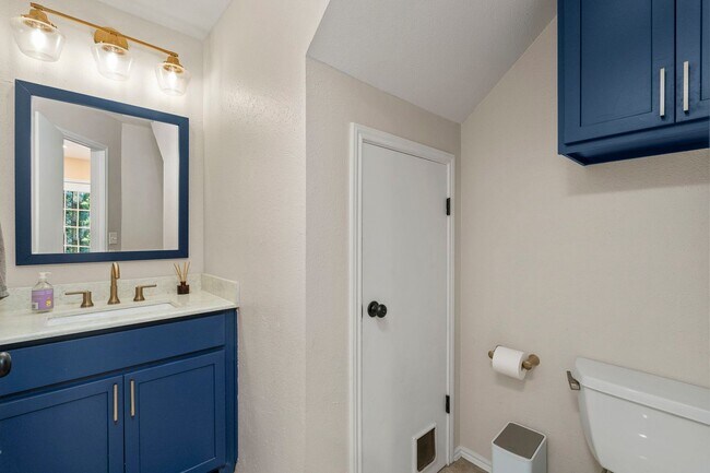 Building Photo - 3 Bedroom/2.5 Bath Northwest Park