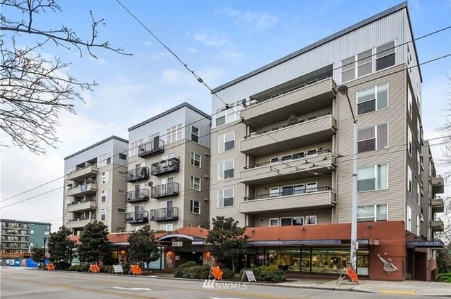 Building Photo - Modern Top-Floor Condo with Stunning Seattle Views