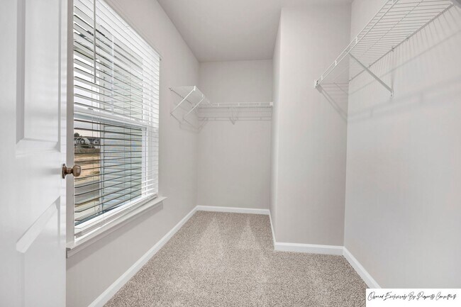 Building Photo - STUNNING TOWNHOME IN BLYTHEWOOD