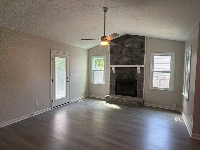 Building Photo - NEW LISTING!!