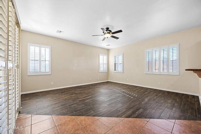 Building Photo - 2407 E Iris Dr