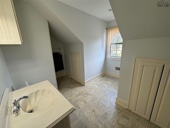 Building Photo - 609 Shoreline Dr