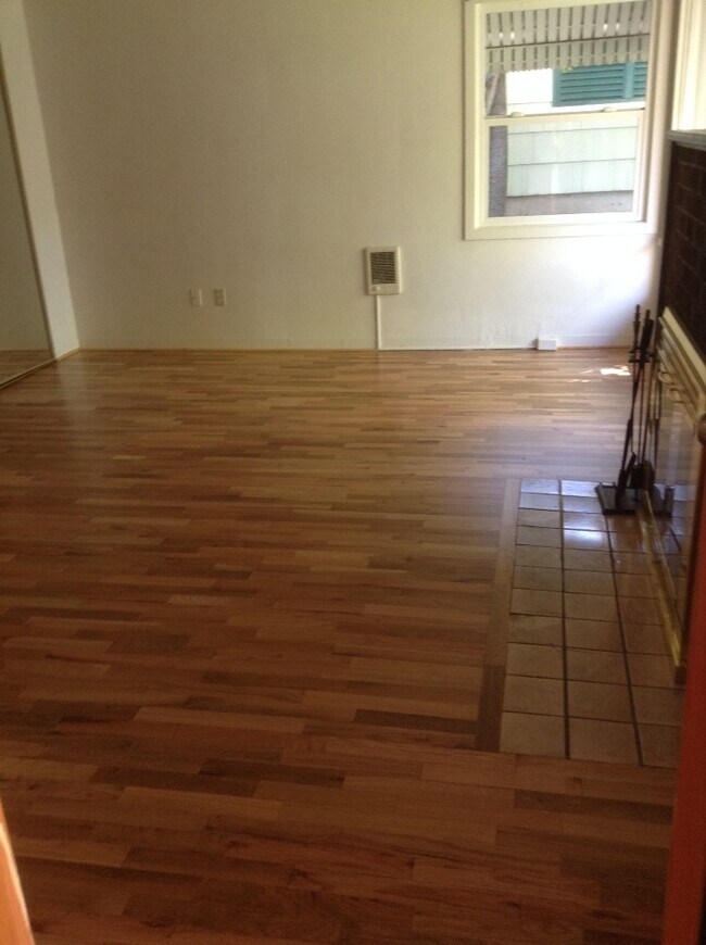 Building Photo - Beautiful 5 BR Campus Home w/Large Fenced Yard