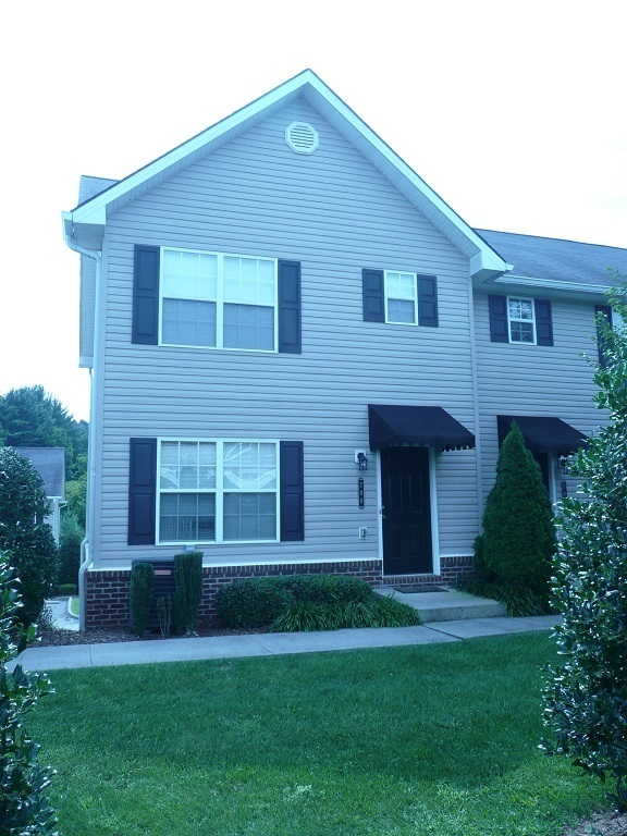 Primary Photo - 2 Bedroom/2.5 Bath Condo in Johnson City