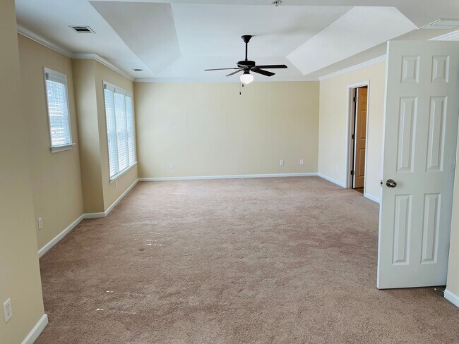 Building Photo - Wow! 3 bedroom 2.5 bathroom home in Newnan, 2100 plus sqft, 2 car garage, huge rooms, must see!