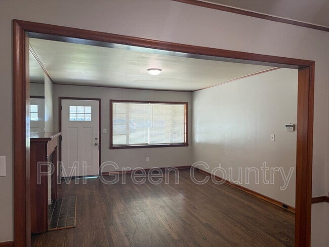 Building Photo - 1214 N Quanah Ave