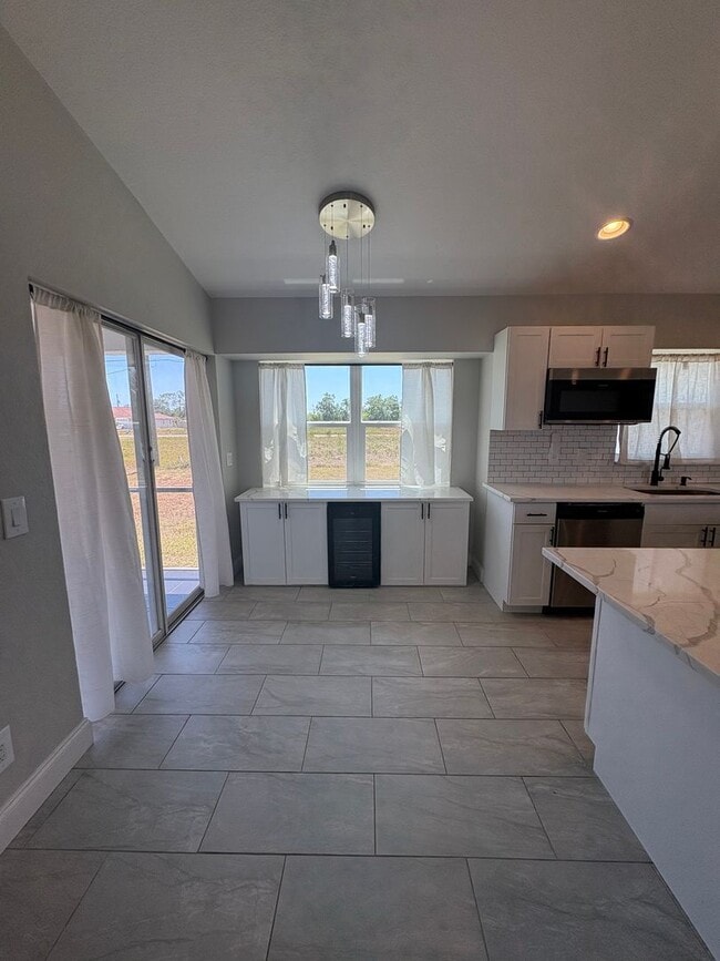 Building Photo - 3/2/2 with Solar!