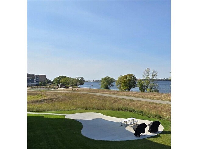 Building Photo - LAKE VIEW- 3 Bedroom Condo