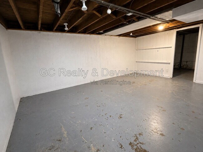Building Photo - 707 Newcastle Ave