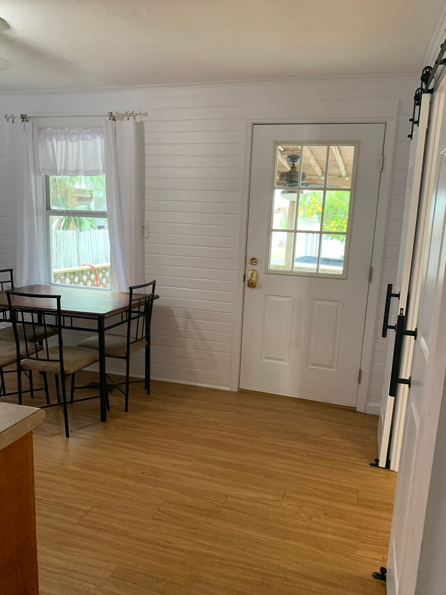 Covered front porch - 118 E Lakeshore Dr