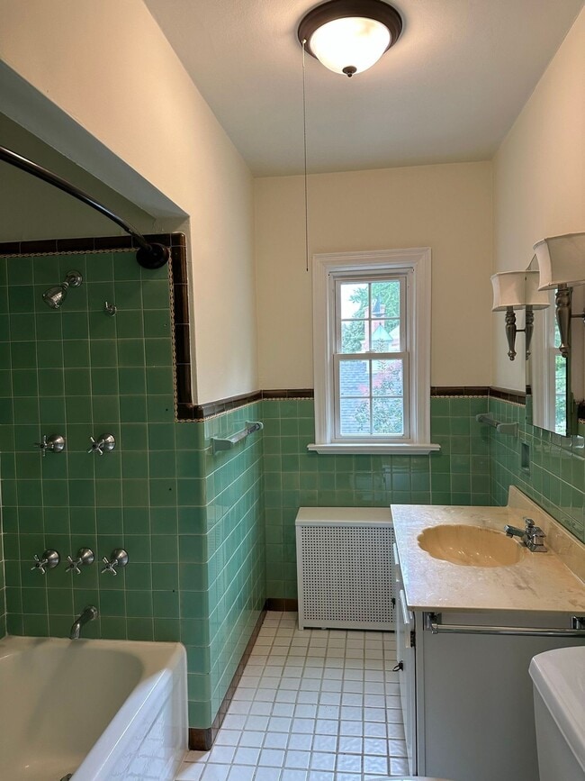 Building Photo - 2227 E Woodstock Pl