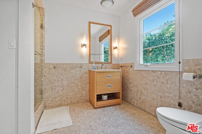 Building Photo - 215 S Medio Dr