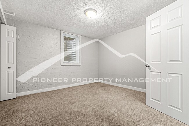 Building Photo - Spacious Home with Washer/Dryer and Fenced Yard