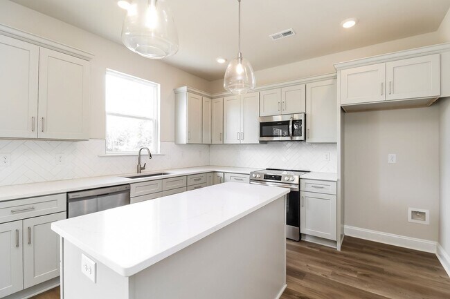 Building Photo - Beautiful 4BR 2.5BA Home w/ Full Appliance Kitchen • Garage Parking •