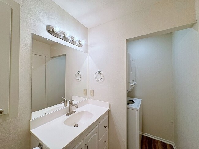 Building Photo - 1 Bedroom Downstairs condo available now! Community Pool