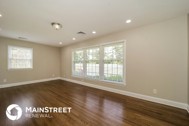 Building Photo - 402 Boxwood Dr