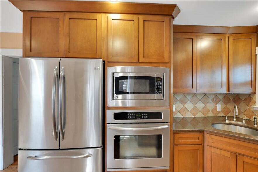 Built in Microwave/Stove - 614 Merwin Ave
