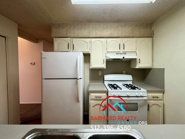 Building Photo - Application Pending: 2 bed/1 bath duplex w...