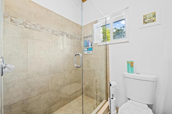 Building Photo - 219 NE 17th Ave