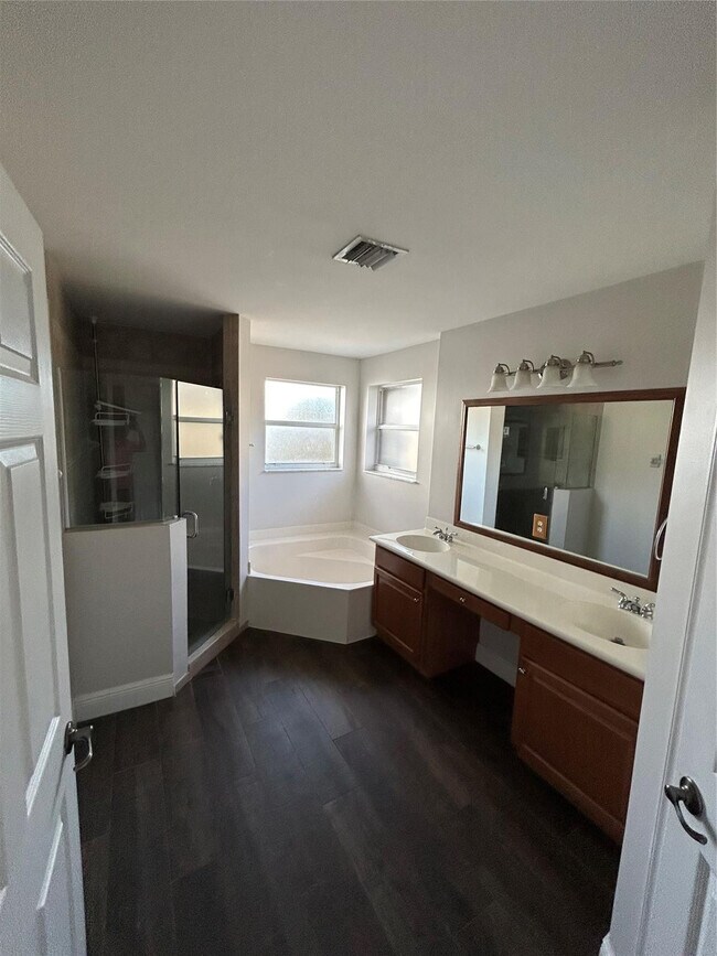 Building Photo - 414 SW 205th Ave