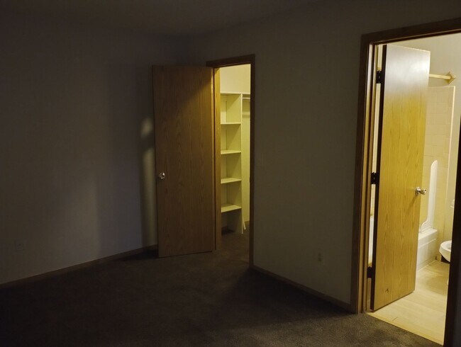 Building Photo - Dearborn 2 bed 1 bath, Great location off Miss. and Sable near I-225 and Aurora Mall