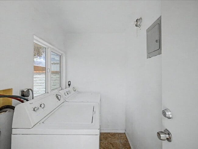 Building Photo - 2120 E Silver St