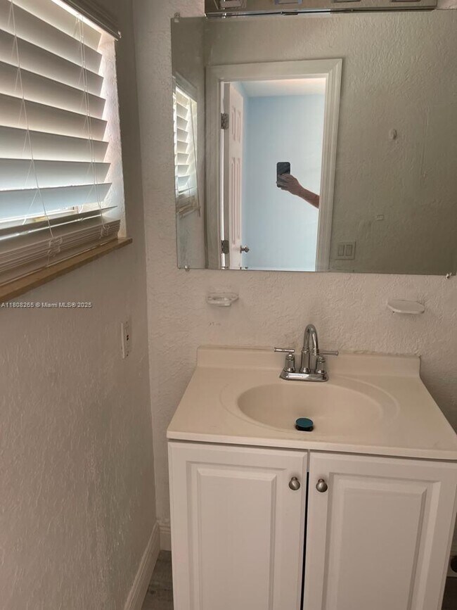 Building Photo - 6812 Doral