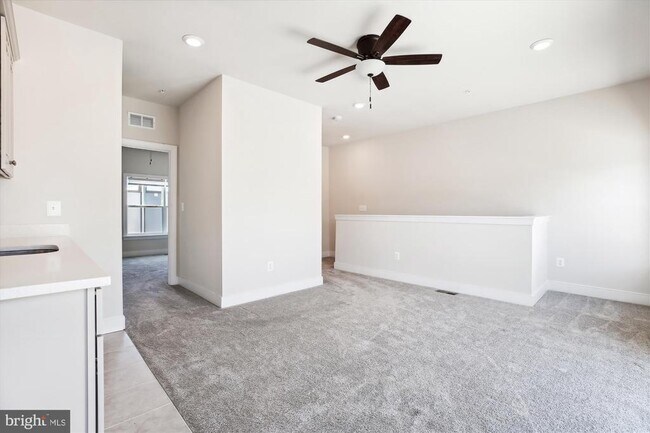 Building Photo - 909 Rockwell Ave