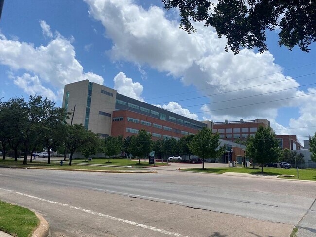 Building Photo - 7447 Cambridge St