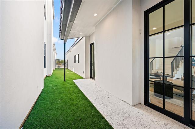 Building Photo - 2955 Sunset Blvd