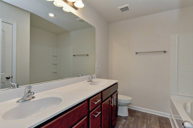 Building Photo - Beautiful 3 Bedroom 2.5 Bathroom End-Unit ...